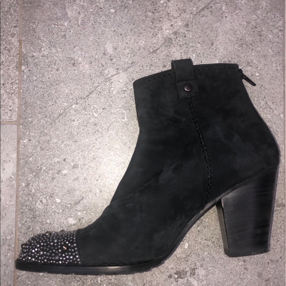 LIKE NEW Stuart Weitzman sparkly toe black booties
